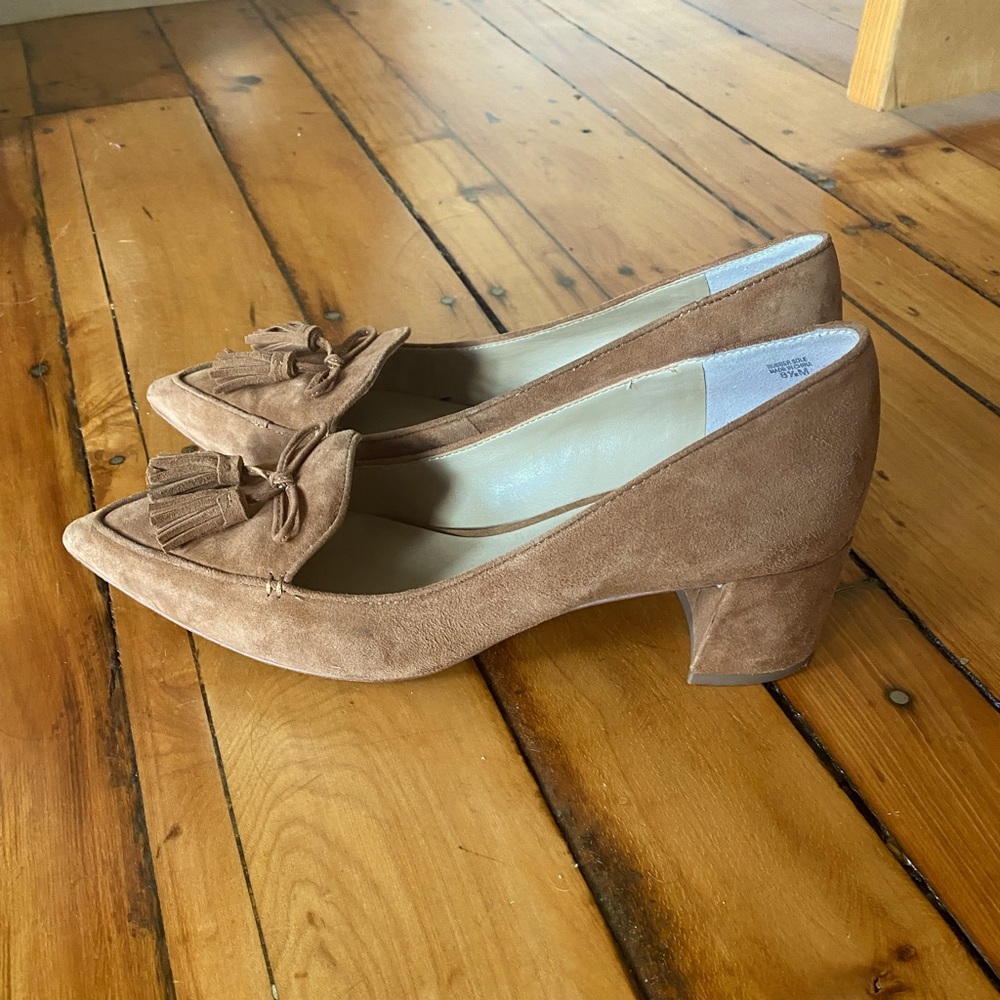 Ann Taylor brown/tan tasseled heel
